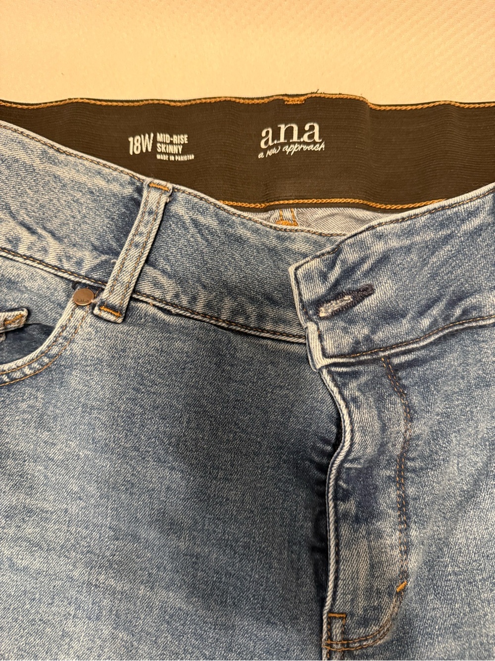 a.n.a Women's Skinny Jeans in Light Blue Wash